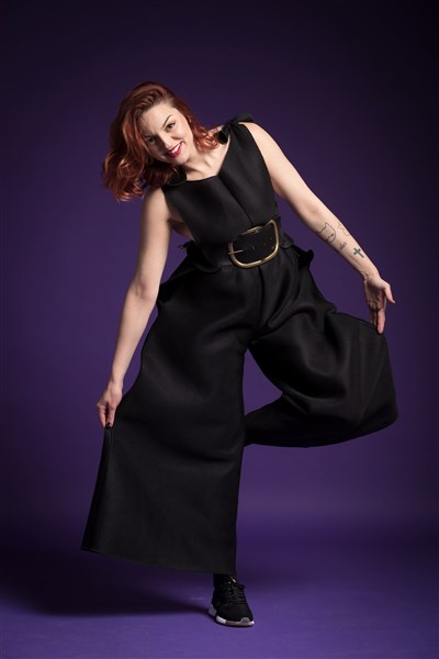 Photo 2 de Laura Calu dans En Grand