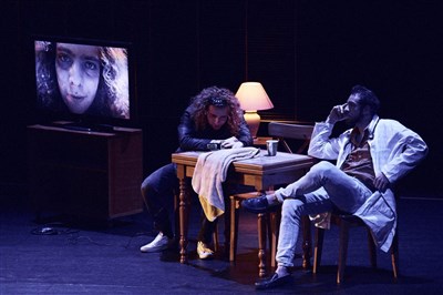 La Maladie de la Famille M - collectif Nuit Orange - à table