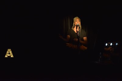 Photo 3 de Alice Tall dans Confidanse