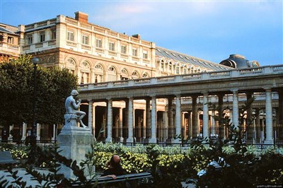 Photo 1 de Visite guidée : Le Palais-Royal (jardin et passages) sur les pas de Colette | par Pierre-Yves Jaslet
