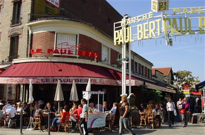 Le Café Paul Bert à l'entrée du marché