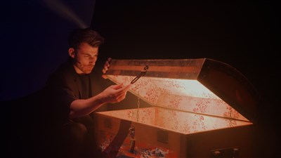 Photo 3 de Léon dans Illuminé