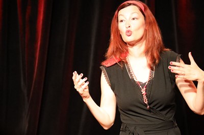 Photo 6 de Héloïse Pia dans Au bonheur d'être Femme
