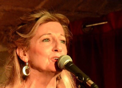 Maïté Louise chante au Kibélé, salle de 50 places assises