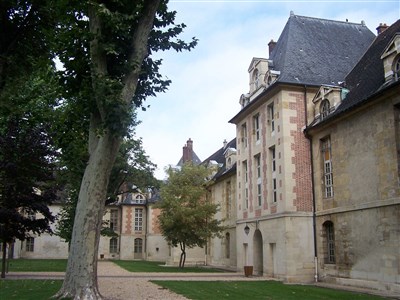 une des quatre portes de l'hôpital Saint-Louis, bâti par Henri IV, en 1607