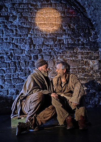 Photo 2 de Deux tibias et nuit, un mur, deux hommes
