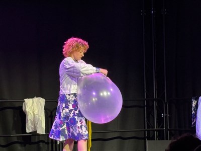Photo 2 de Clémence de Vimal dans J'ai besoin d'air, c'est pour ça que je fume