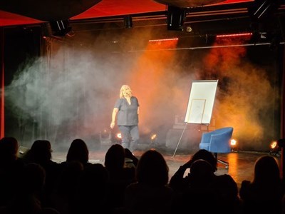 Photo 2 de Isabelle Henry dans Ta gueule !