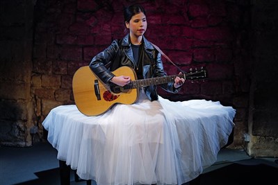 Photo 1 de Sarina dans Lève-toi