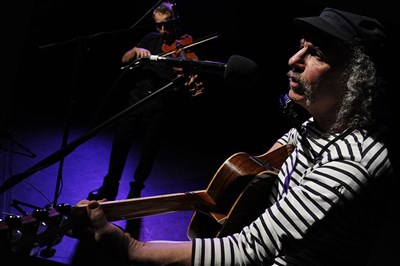 Photo 2 de Brassens l'Irlandais & exposition Pierre Francois, l'artiste joyeux