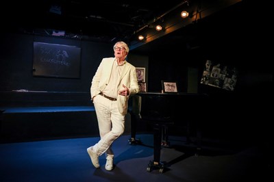 Photo 2 de Patrice Carmouze dans Éloge de l'à peu près
