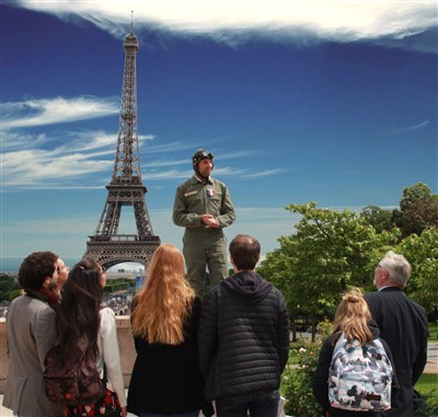 Remplace La Romance de la tour Eiffel Final avec Jean-Jacques De la Tour