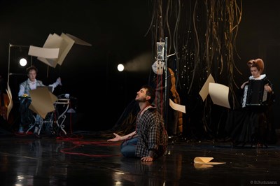 Photo 4 de If Music Be the Food of Love