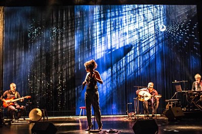 Photo 1 de Norah Krief : Al Atlal, chant pour ma mère | Les Nuits des Arènes #5