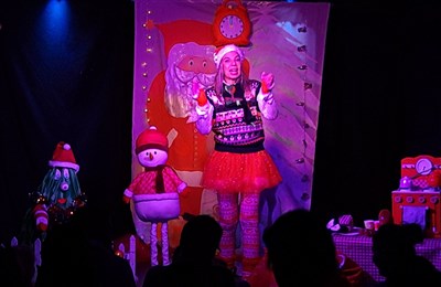 Photo 2 de Maya attend le Père Noël