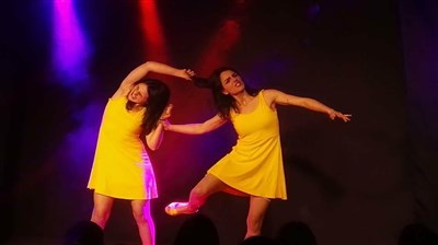 Photo 2 de Les Jumelles dans Le 1er solo joué en duo... ou l'inverse ?