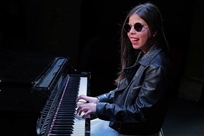 Photo 3 de Sarina dans Lève-toi