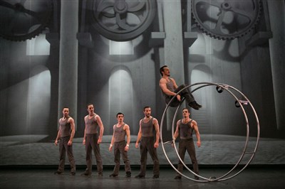 Photo 1 de Le Cirque Eloize dans Cirkopolis