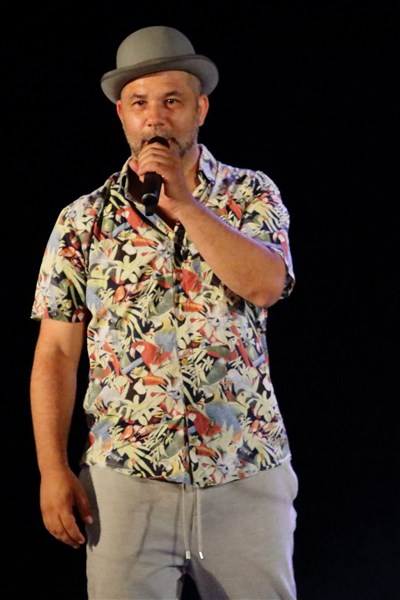 Photo 2 de Mehdi Dix dans Joue-la comme Mehdi
