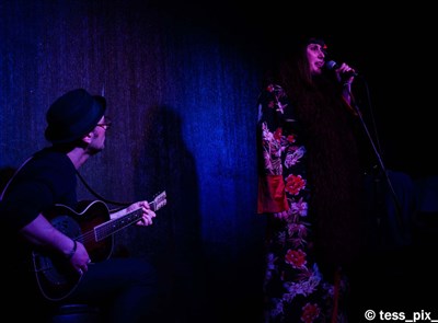 Greg Wailliez à la guitarre et Emeraude Plum au chant