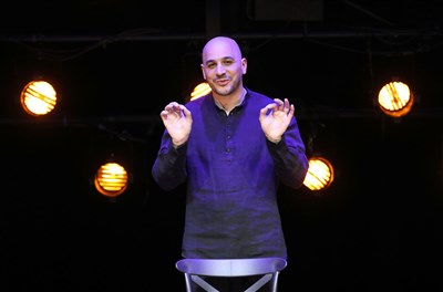 Photo 3 de Mehdi Djaadi dans Couleur Framboise