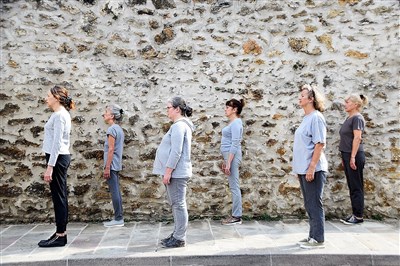 Photo 2 de Dans le sas, elles ressassent...