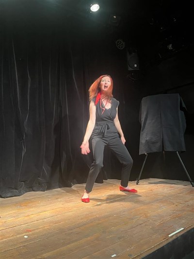 Photo 8 de Héloïse Pia dans Au bonheur d'être Femme