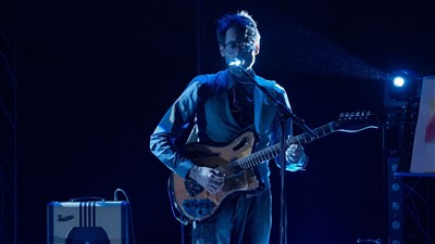 Face au contrôle, Bettman trouve dans la musique un espace de liberté.
