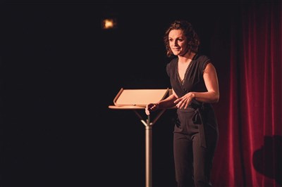 Marion Pouvreau Mais t'as quel age seul en scène