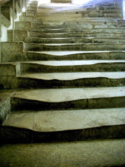 Marches d'une église de Cornouailles du 12e siècles