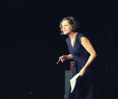 Marion Pouvreau Mais t'as quel age seul en scène