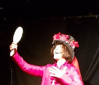 Photo 1 de La folle en costume de folie
