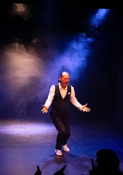 Photo 1 de Anthony James dans L'Atelier de l'enchanteur