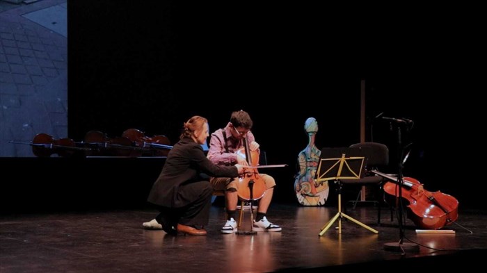 Photo de La leçon de violoncelle