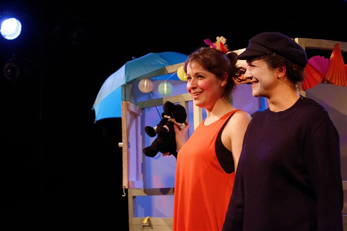 Photo de Une lune entre deux maisons