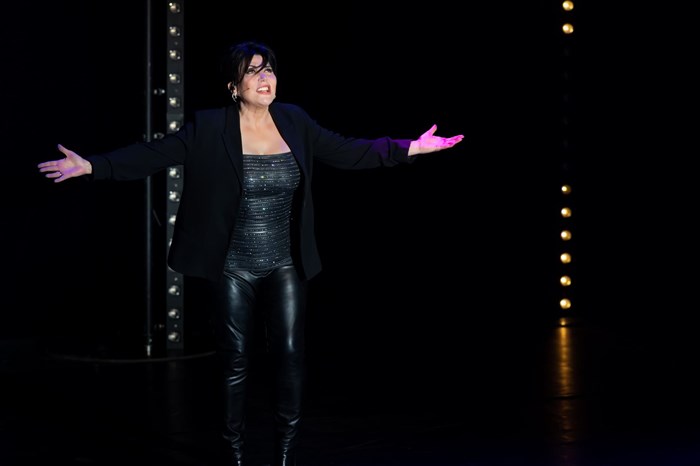 Photo de Liane Foly dans La folle repart en thèse