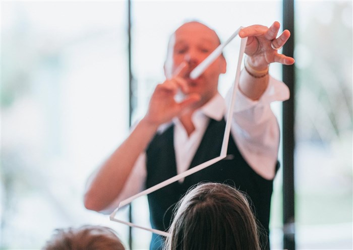 Photo de Anthony James dans L'Atelier de l'enchanteur