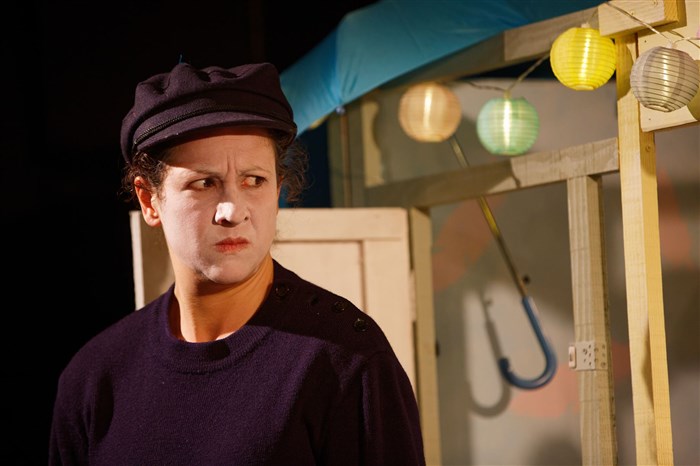 Photo de Une lune entre deux maisons