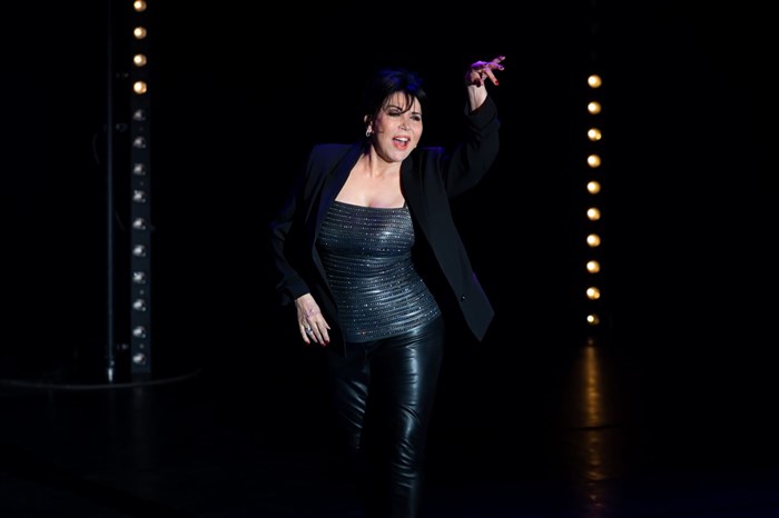 Photo de Liane Foly dans La folle repart en thèse