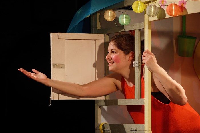 Photo de Une lune entre deux maisons