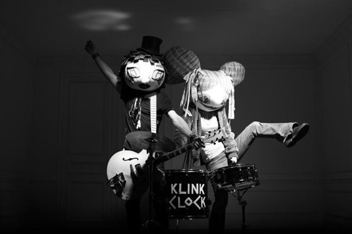 Photo de HiLo and the Middle Places - Dancers in Red - Klink Clock - The Void