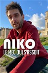 Niko dans Le mec qui s'assoit - La Petite Loge Théâtre