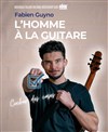 Fabien Guyno l'homme à la guitare dans Cocher des cases - Comédie Club Vieux Port (Espace Kev Adams)