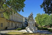 Montpellier, ses quartiers anciens, ses hôtels particuliers et placettes ombragées Place de la Comdie Affiche