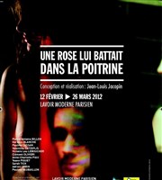 Une rose lui battait dans la poitrine Lavoir Moderne Parisien Affiche