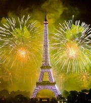 14 Juillet 2012 Feu d'Artifice au pied de la Tour Eiffel à Paris sur une péniche navigante Pniche Sans souci Affiche