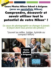 Cours photos Nikon : sortez du mode automatique - votre Nikon expliqué pas à pas Office du Tourisme d'Avignon Affiche