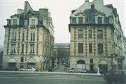 Visite de La Roulotte (appartement d'Yves Montand et Simone Signoret) Le Pont Neuf, la place Dauphine | par Pierre-Yves Jaslet Mtro Pont-Neuf Affiche