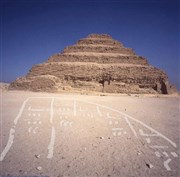 Pyramide à degrés de Djeser : Archéologie d'une architecture funéraire Auditorium du Louvre Affiche
