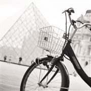 Visite guidée insolite : Les secrets de Paris en vélo électrique par Paris Charms & Secrets | En français 52 Place du March Saint Honor Affiche